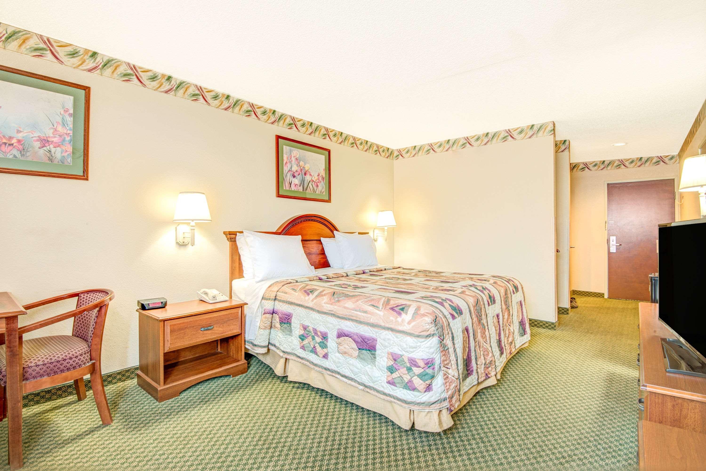 Days Inn By Wyndham Louisburg Экстерьер фото