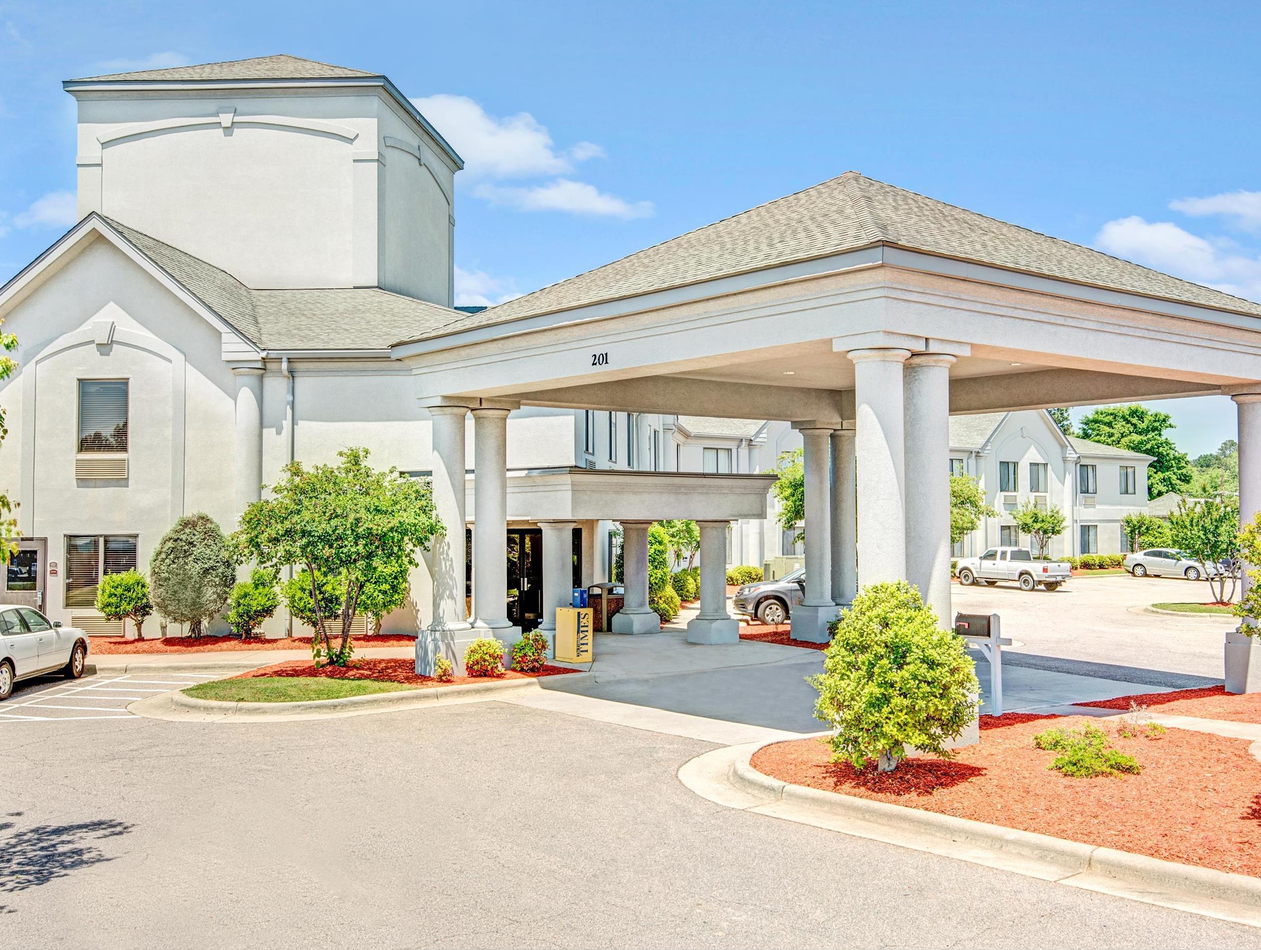 Days Inn By Wyndham Louisburg Экстерьер фото