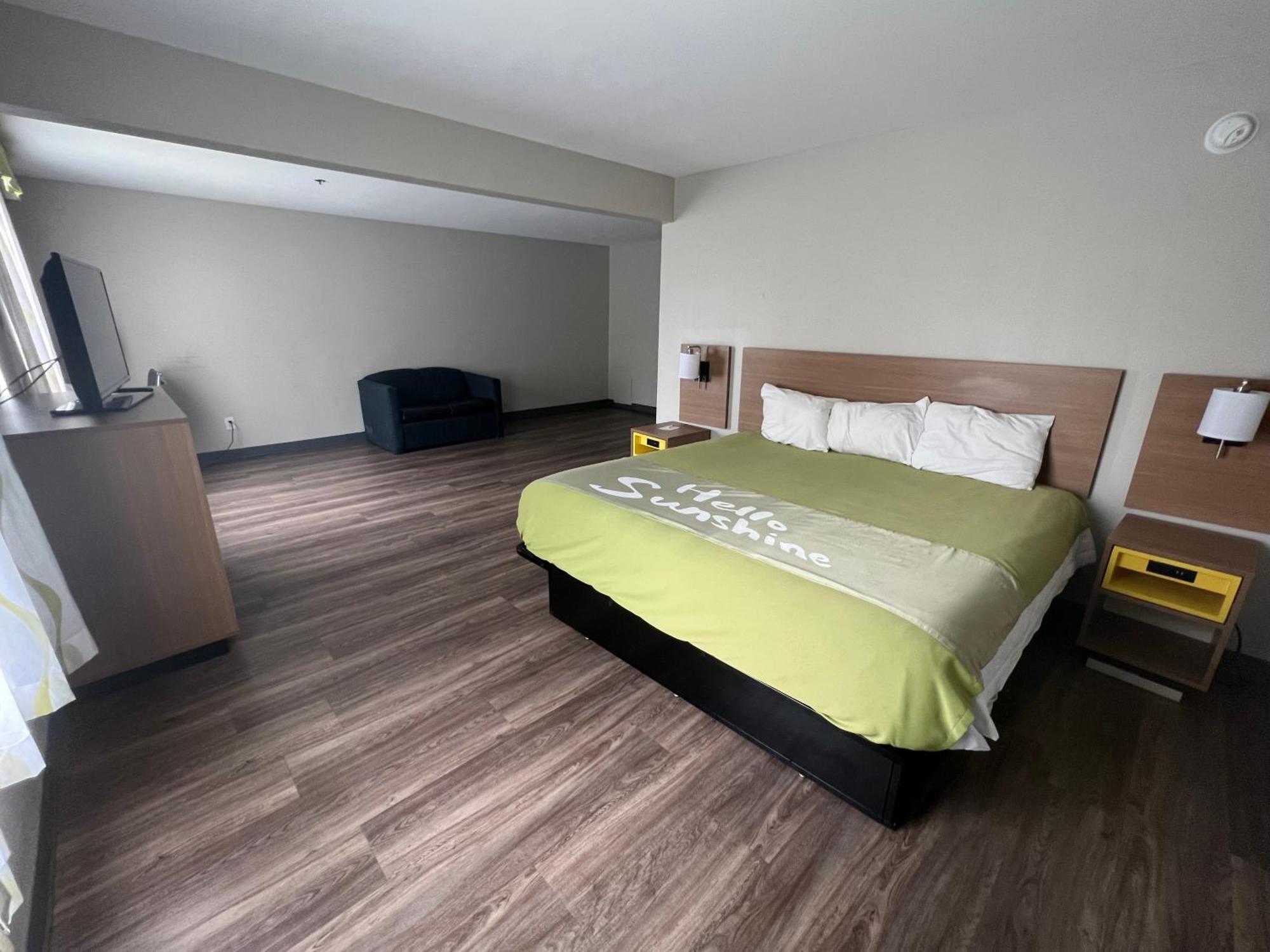 Days Inn By Wyndham Louisburg Экстерьер фото