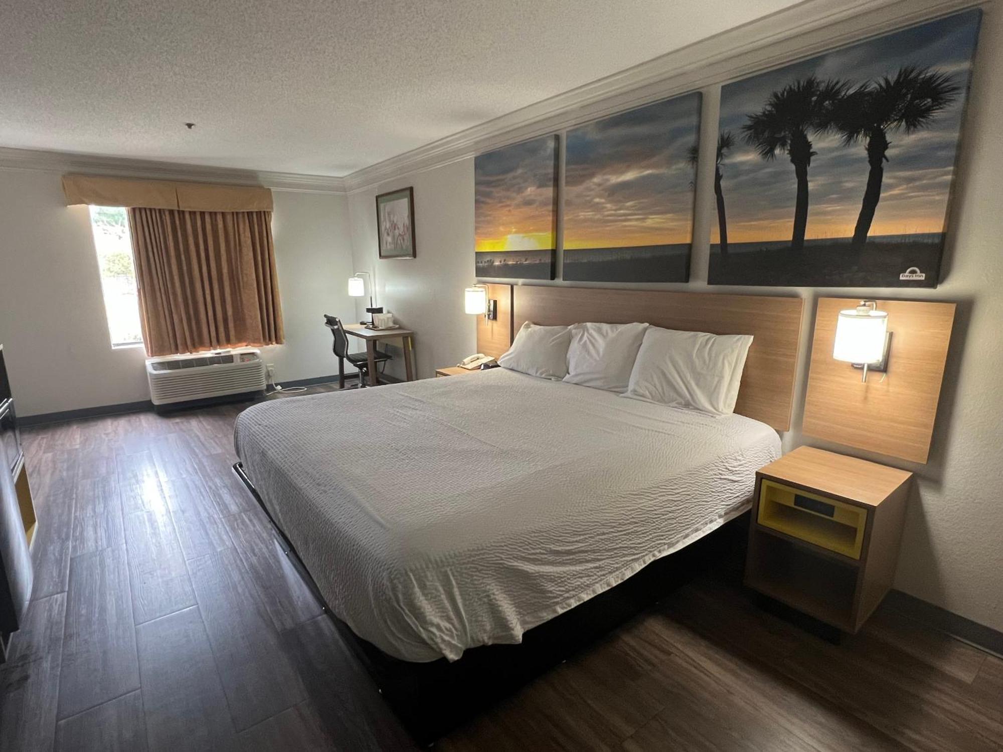 Days Inn By Wyndham Louisburg Экстерьер фото
