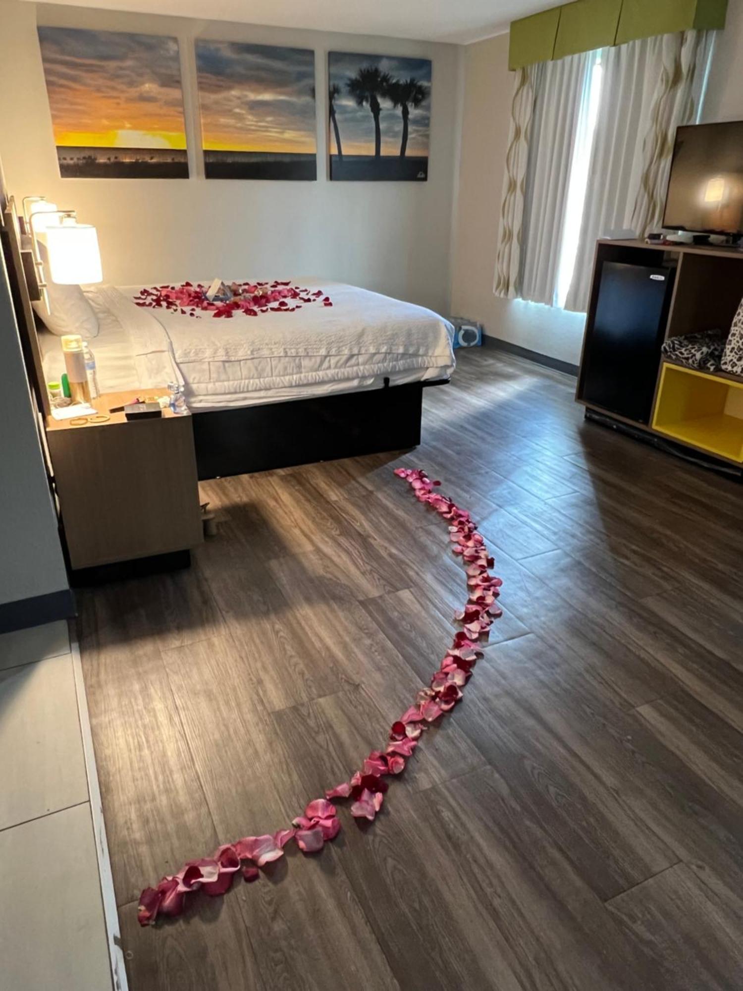 Days Inn By Wyndham Louisburg Экстерьер фото