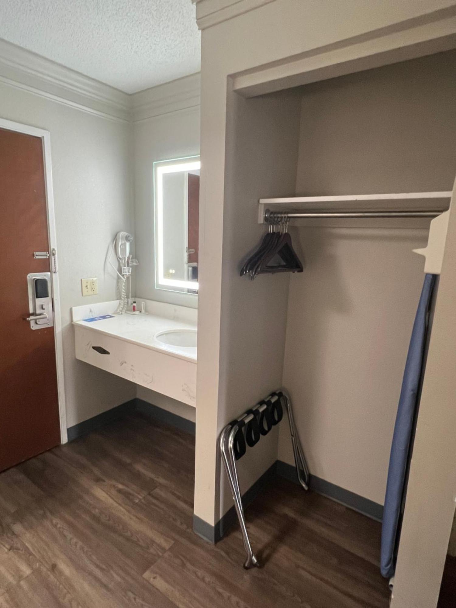 Days Inn By Wyndham Louisburg Экстерьер фото