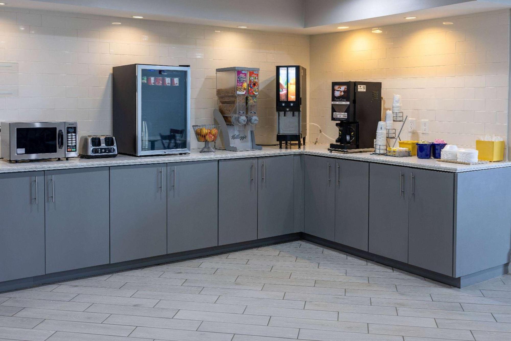 Days Inn By Wyndham Louisburg Экстерьер фото