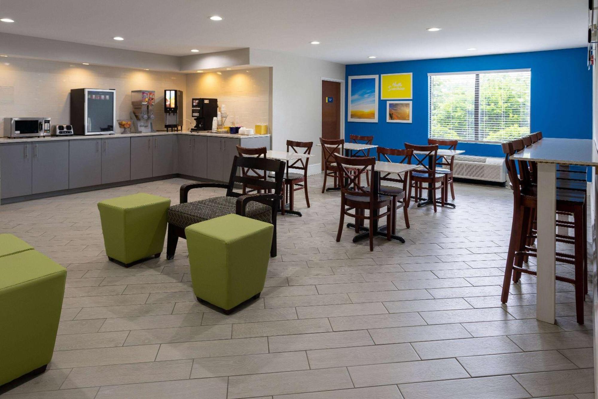 Days Inn By Wyndham Louisburg Экстерьер фото