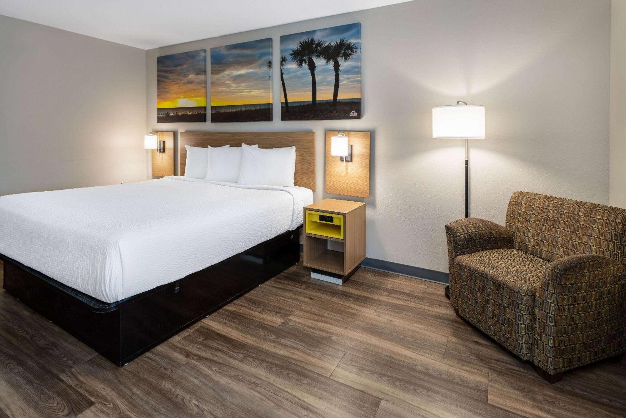 Days Inn By Wyndham Louisburg Экстерьер фото