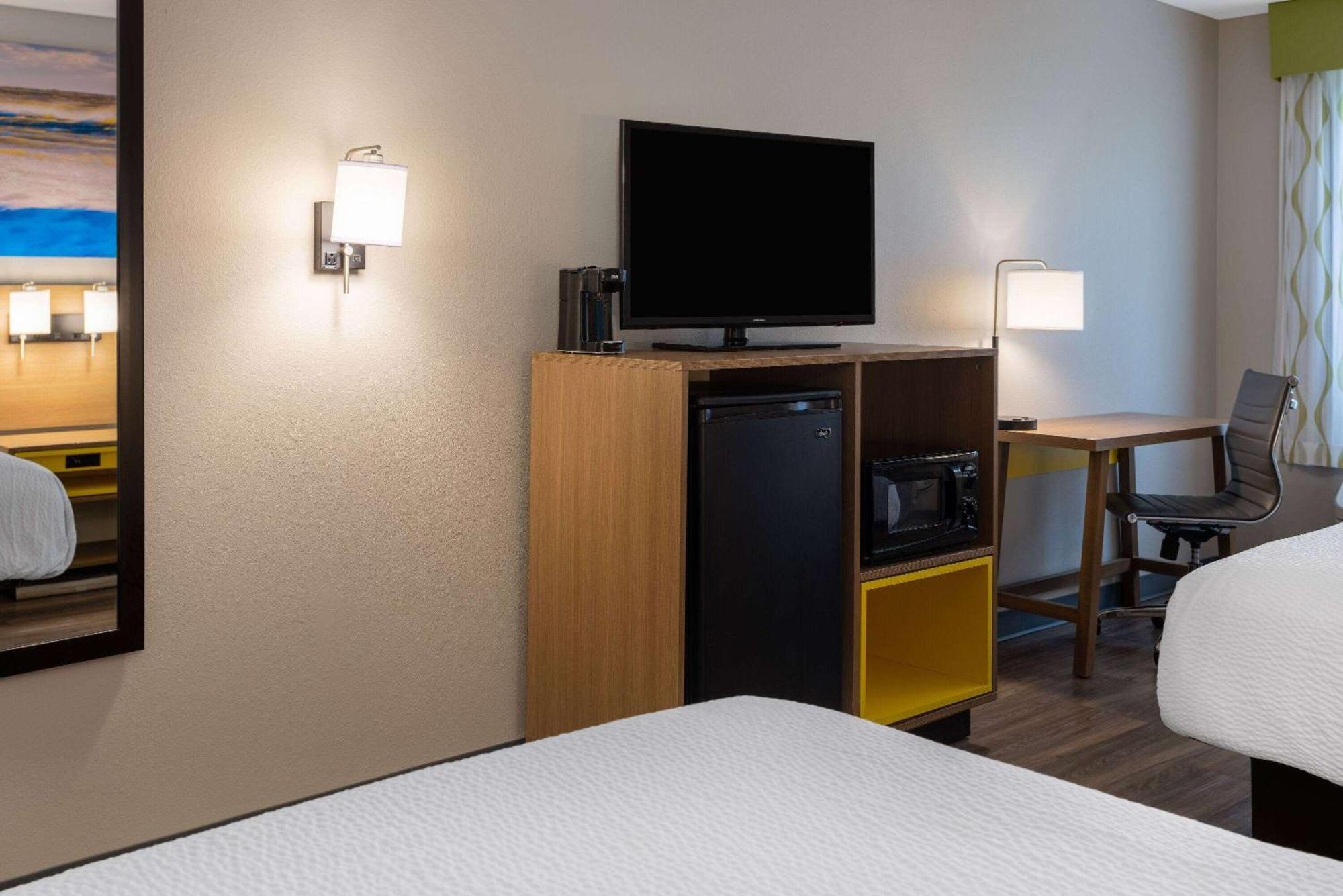 Days Inn By Wyndham Louisburg Экстерьер фото