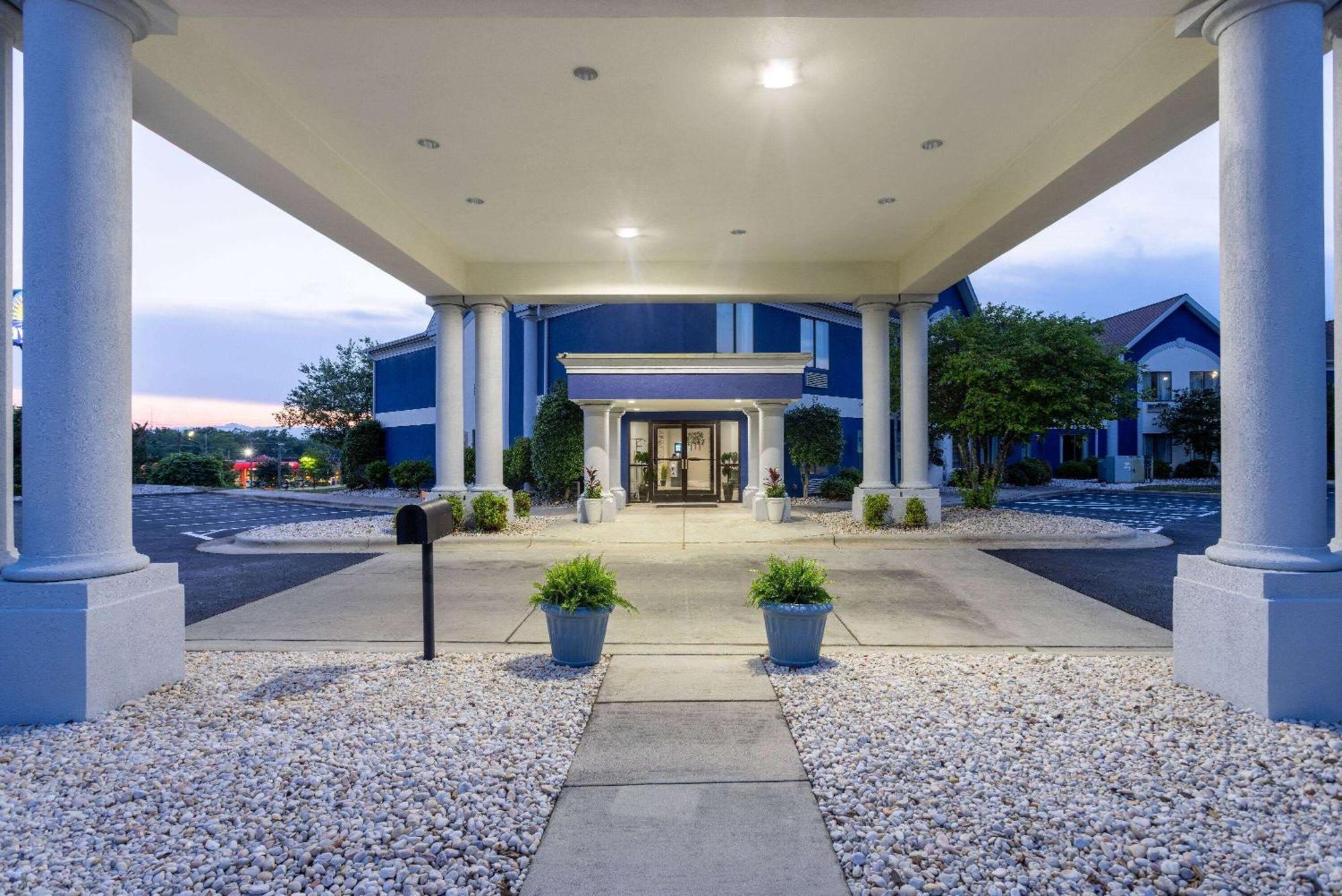 Days Inn By Wyndham Louisburg Экстерьер фото