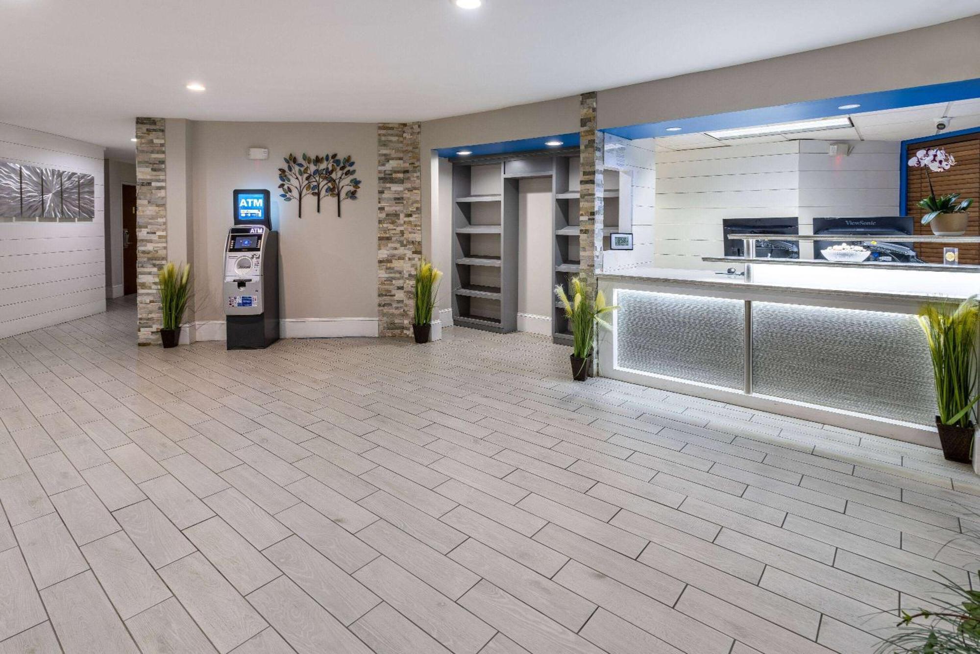Days Inn By Wyndham Louisburg Экстерьер фото