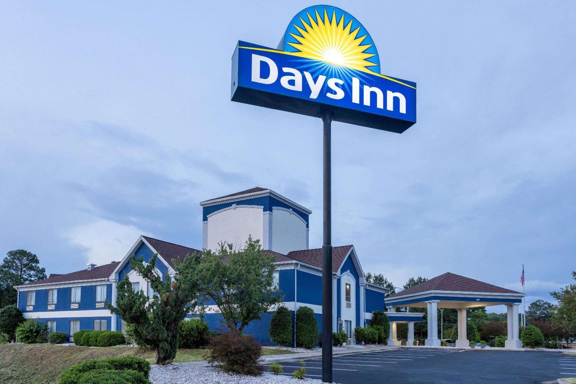 Days Inn By Wyndham Louisburg Экстерьер фото