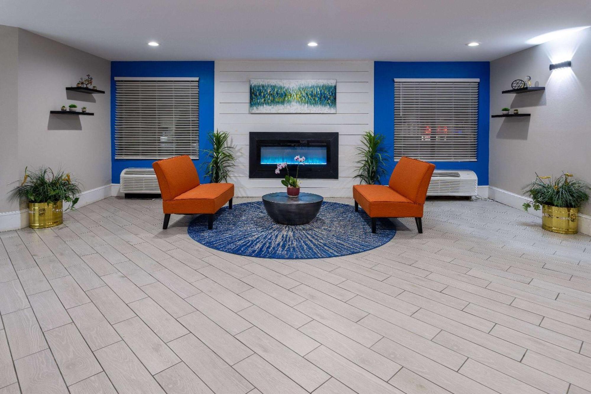 Days Inn By Wyndham Louisburg Экстерьер фото